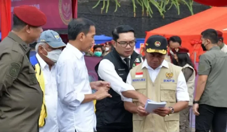 Serahkan Bantuan Stimulan,...