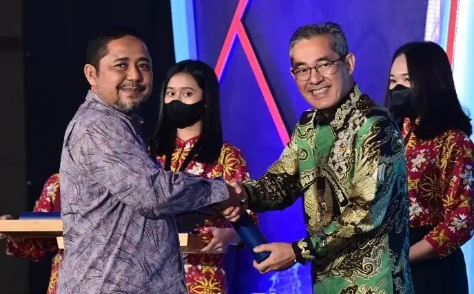 Sekda Pasangkayu Dianugrahi...
