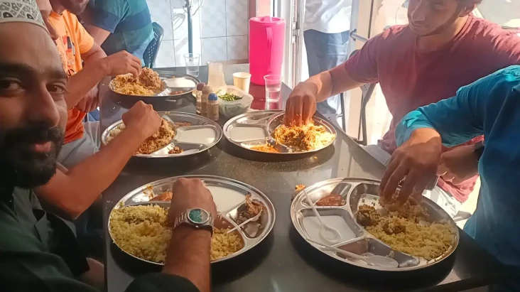 Menikmati Nasi Biriyani...