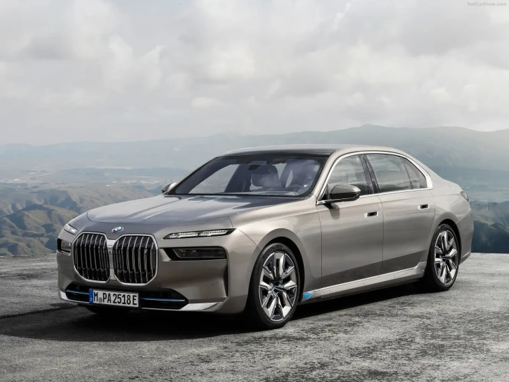 BMW Siap Bawa Mobil...