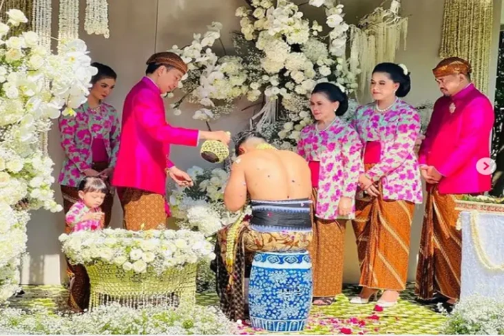 Jokowi Bagikan Foto...