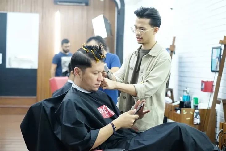 Pria Ini Tinggalkan...