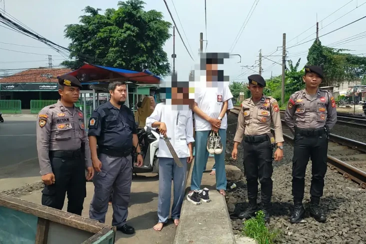 Bawa Golok, 3 Pelajar...
