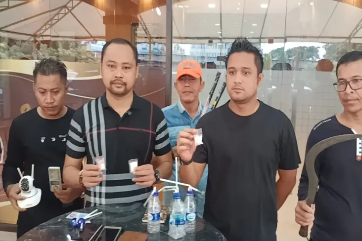 Gerebek Kampung Bahari,...