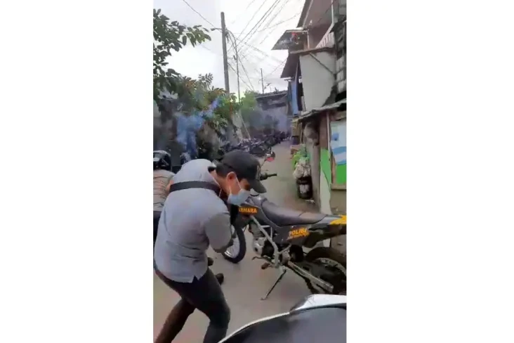 Detik-detik Polisi Diserang...