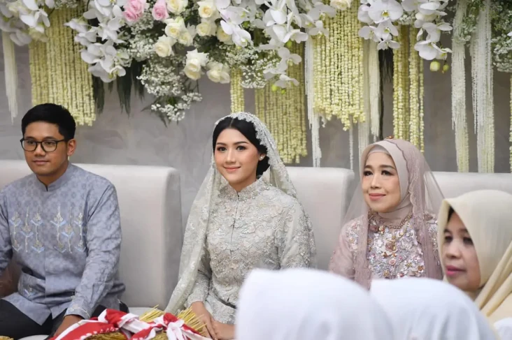 Prosesi Siraman, Erina...