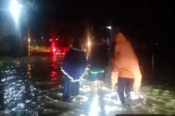 Banjir Kepung Klapanunggal...