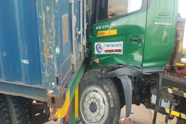 Dua Truk Kontainer Kecelakaan...
