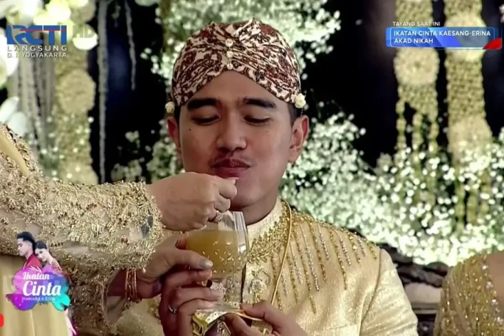 Kaesang Disuapi Kelapa...