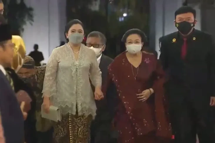 Megawati Kenakan Kebaya...