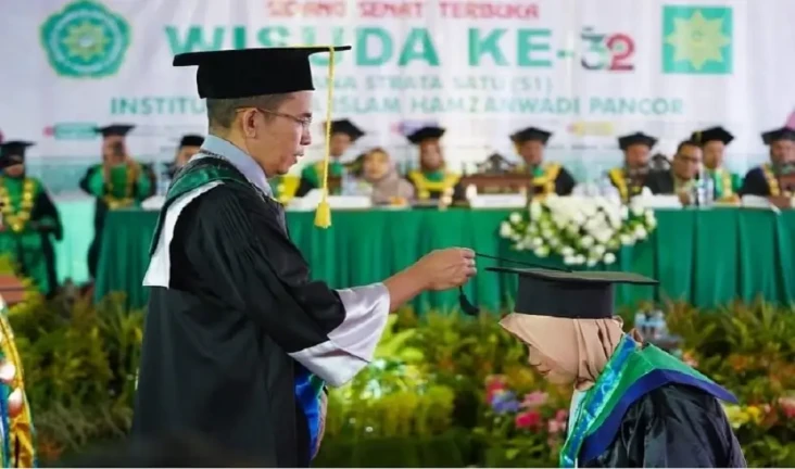 Wisuda 390 Mahasiswa...