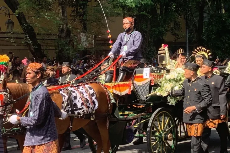 Kirab Pernikahan Putra...