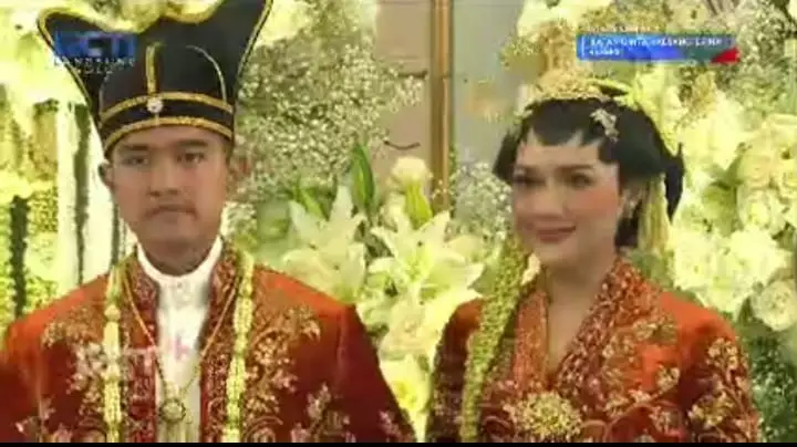Pakai Baju Adat Berwarna...