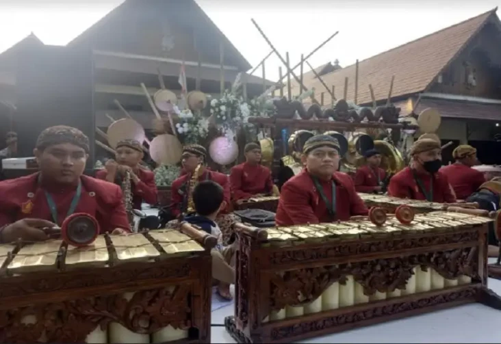 Kirab Pernikahan Kaesang-Erina,...