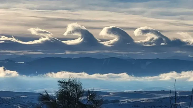 Awan Berbentuk Gelombang...