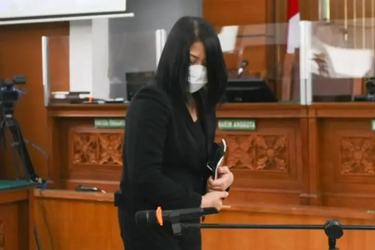 Sambil Menangis, Putri...