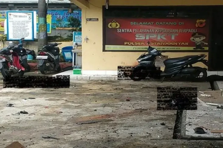 Bom Bunuh Diri di Polsek...