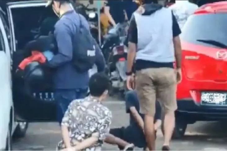 Serang Warga dengan...