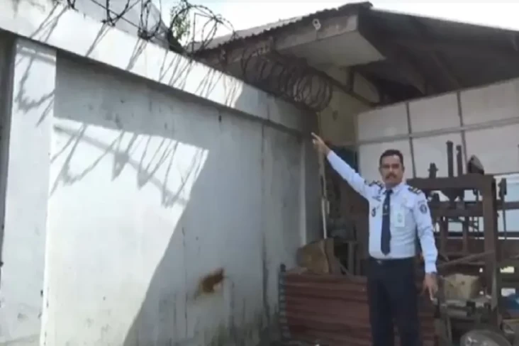 Panjat Tembok Setinggi...
