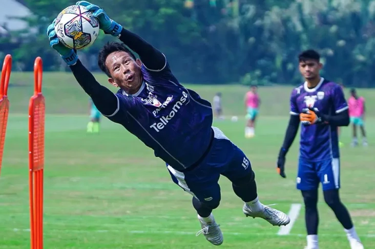 Dewa United vs Persib...