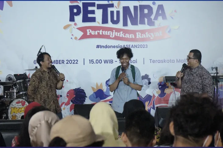 Lewat Pertunjukan Rakyat,...