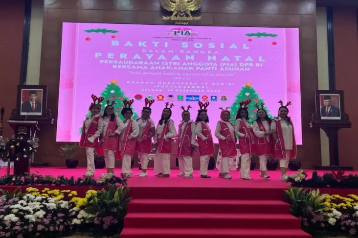 PIA DPR Rayakan Natal...