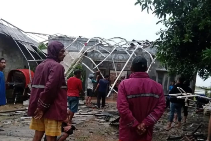 Diterjang Angin Puting...
