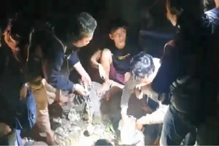 Sedang Asyik Rakit Panah...