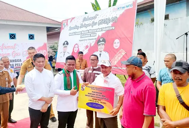 Bupati Pelalawan Meluncurkan...