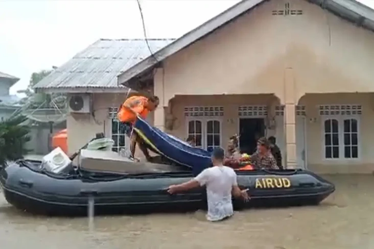 Banjir dan Longsor Terjang...