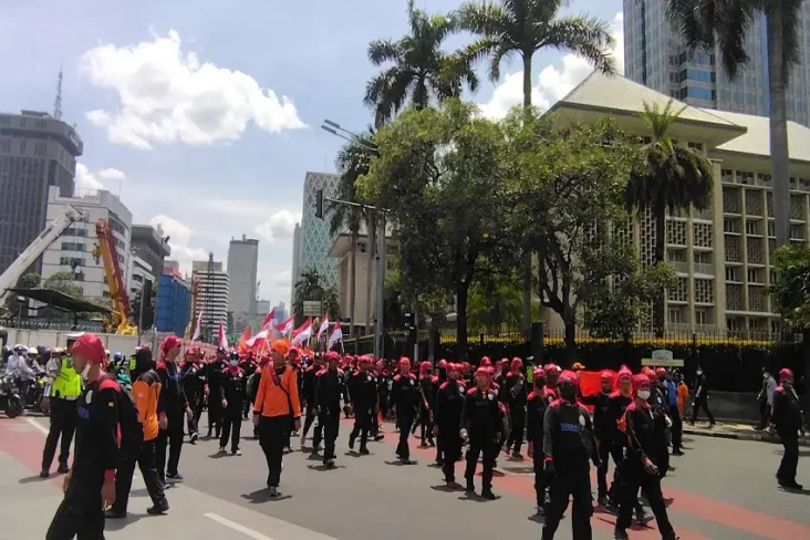 Ribuan Buruh Long March...