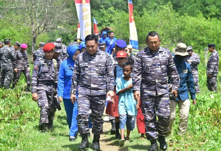 Prajurit TNI AL Tata...