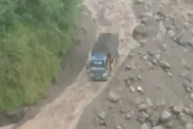 Menegangkan! Truk Terjebak...