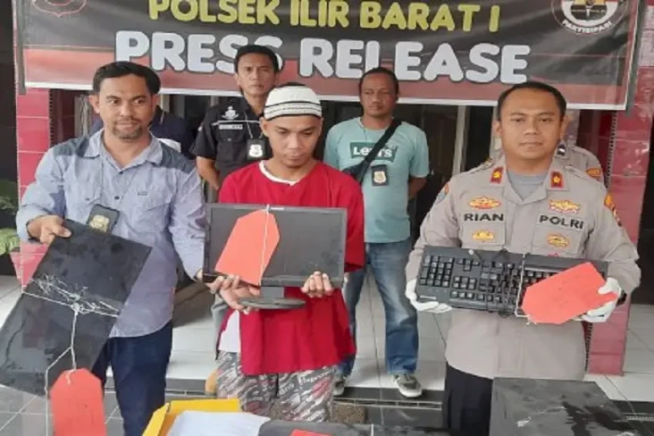 Kabur Usai Bobol Puskesmas,...