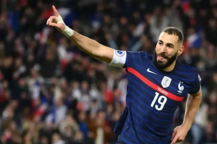 Macron Boyong Benzema,...