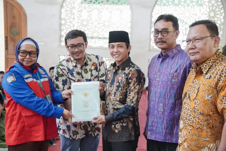 Serahkan Sertifikat...