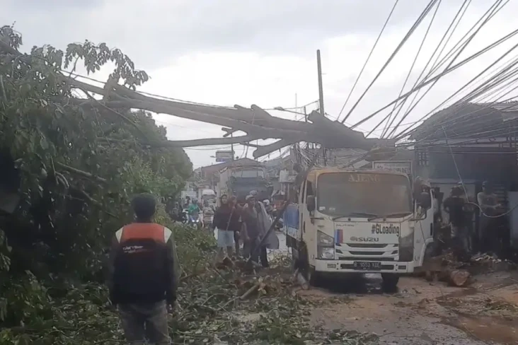 Diterpa Hujan Angin,...
