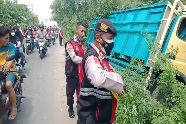 Diseruduk Truk Tanpa...