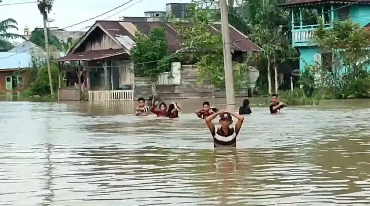 Sungai Sei Batang Meluap,...