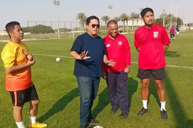 Main Bola Bareng WNI...