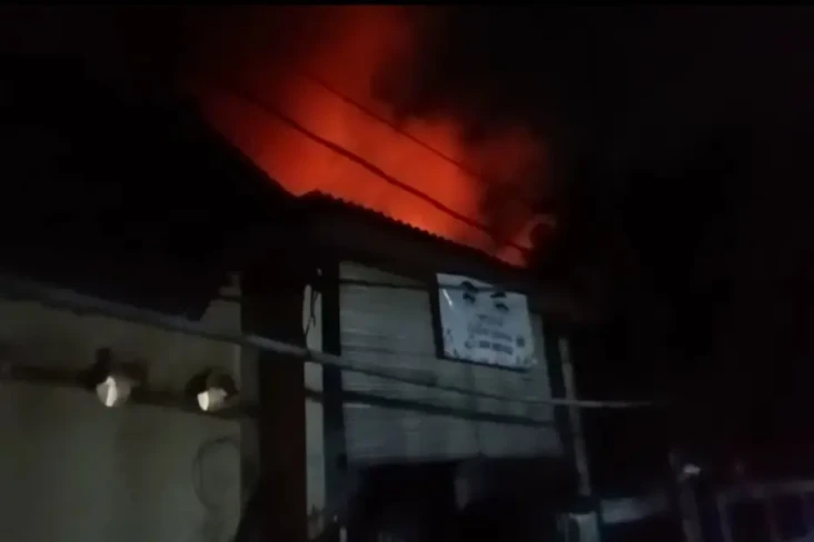 Tengah Malam, Kebakaran...