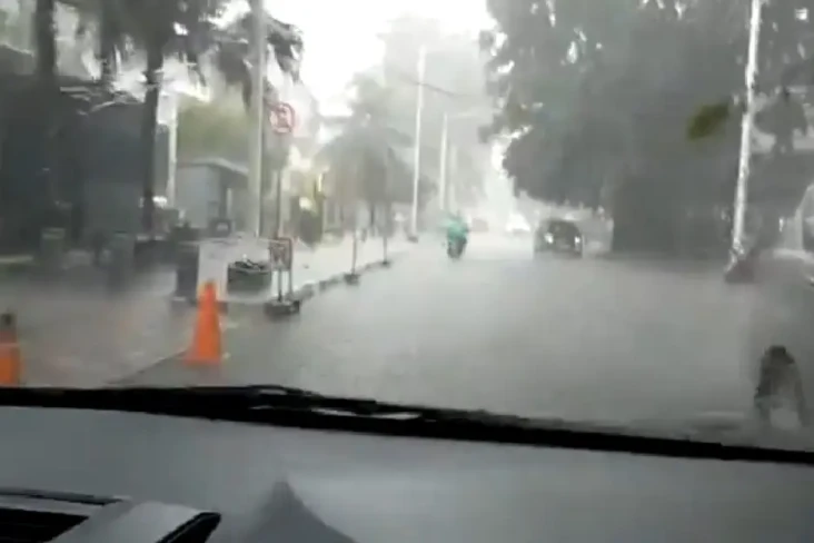 Heboh Hujan Es di Jakarta,...