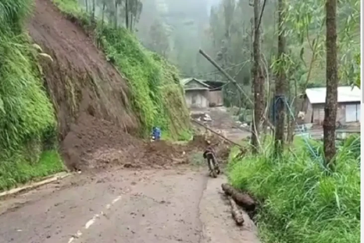 Longsor Terjang Lembang...