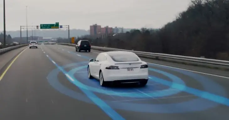 Banyak Tabrakan, Tesla...