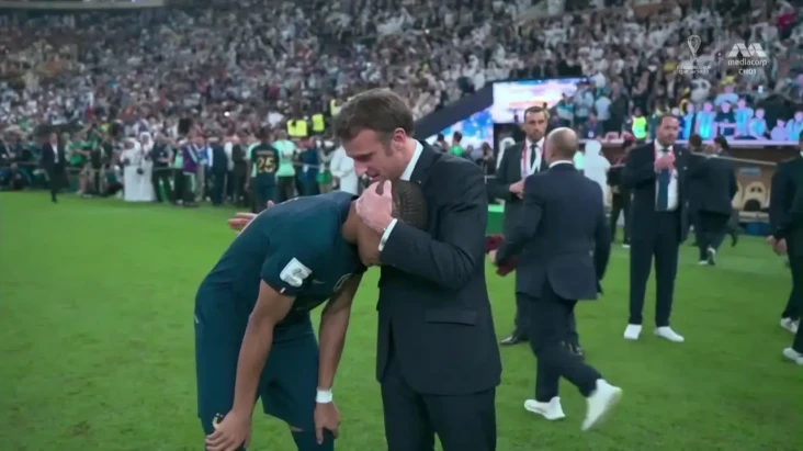 Emmanuel Macron Sanjung...