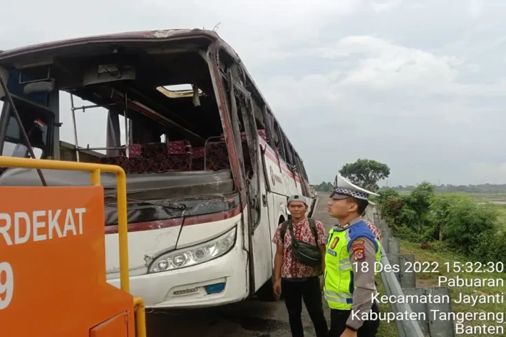 Bus Terguling di Tol...