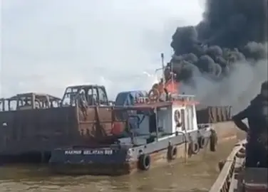 Kapal Tongkang Bermuatan...