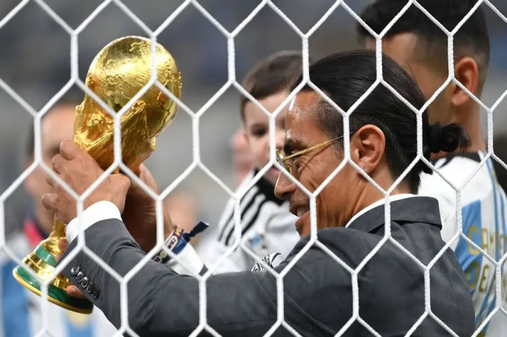Viral! Salt Bae Pegang...