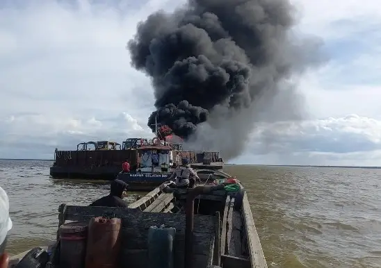 Kapal Tugboat Terbakar...