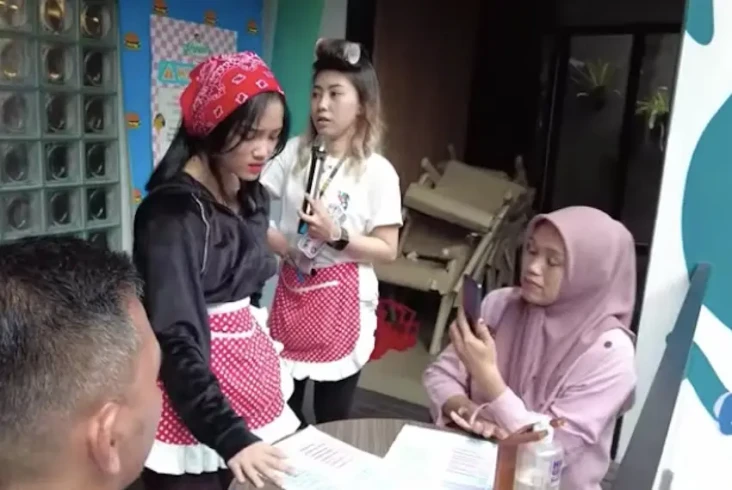 Jadi Pelayan Restoran...